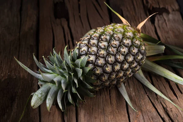 Ahşap arka plan tropikal meyve olgun ananas
