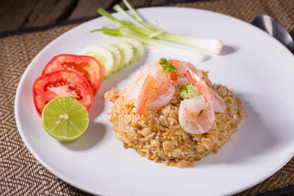 Tayland kızarmış pilav karides beyaz bir plaka ile.