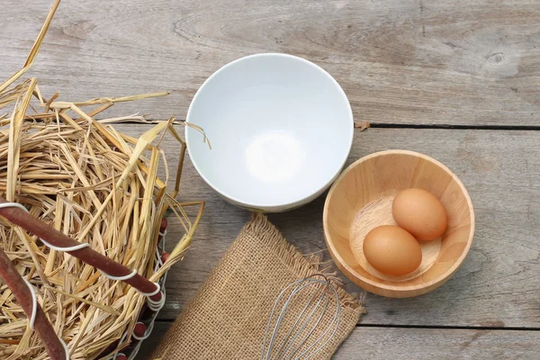 Omlet hazırlama. Tablo üzerinde kırık yumurta kabuğu