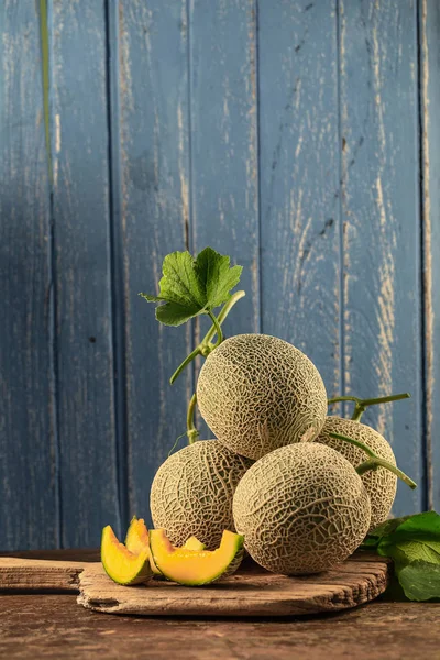 Composition Alimentaire Melons Cantaloup Sur Table Bois Avec Fond Bois — Photo