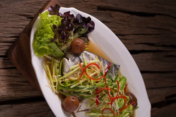 Comida Tradicional China Pomfret Blanco Pescado Vapor Con Verduras —  Fotos de Stock