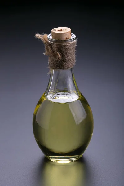 Aceite de soja En una botella de vidrio sobre fondo negro — Foto de Stock