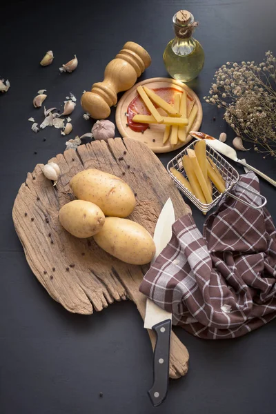 Картофельный ломтик и картофель на деревянной набережной для приготовления пищи — стоковое фото
