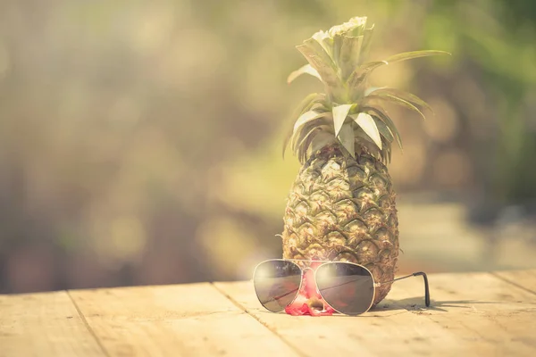 Модные очки летний ананас в стиле хипстера — стоковое фото
