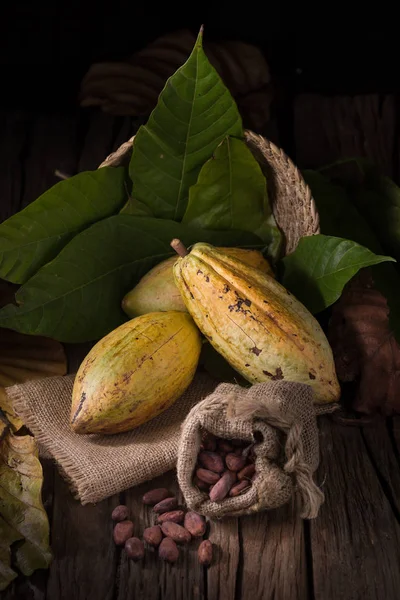 Fruta Cacao Con Granos Cacao Crudos Sobre Fondo Madera — Foto de Stock