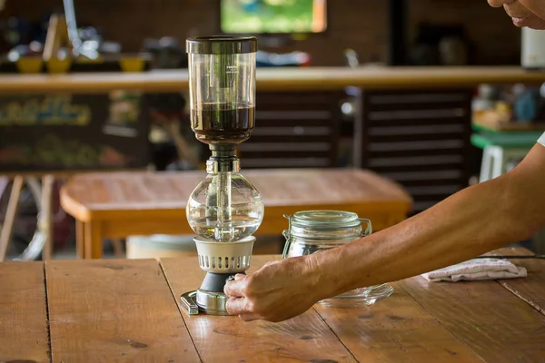 Primer plano de sifón vacío, taza de café y sifón vacío café m — Foto de Stock