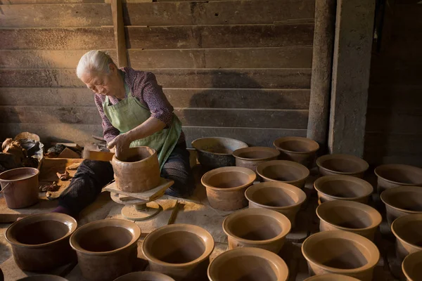 Mulher Fazendo Panela Cerâmica Roda Cerâmica — Fotografia de Stock