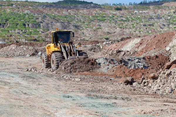 Gele Backhoe Werken Steenkool Mijne — Stockfoto