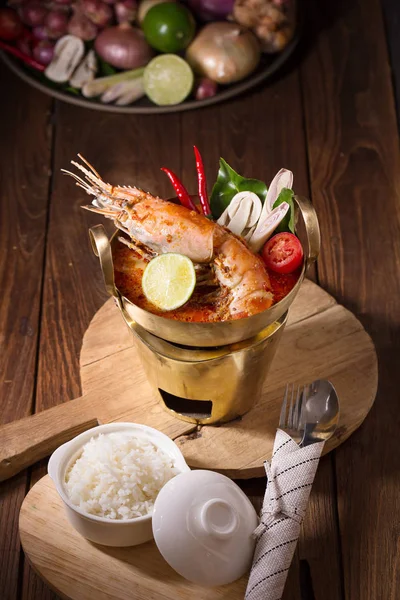 Geleneksel Tay baharatlı deniz mahsulleri çorbası Tom yum goong 