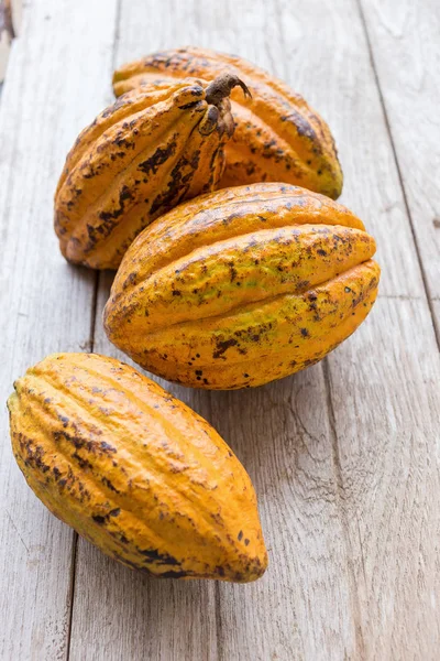 Vainas Cacao Crudo Sobre Fondo Madera — Foto de Stock
