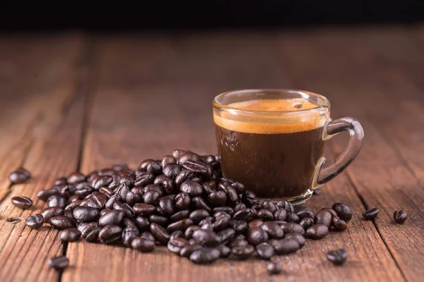 Taza Café Con Granos Café Tostados Sobre Fondo Madera — Foto de Stock