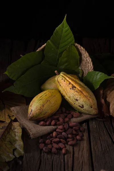 Fruta Cacau Com Grãos Cacau Crus Fundo Madeira — Fotografia de Stock