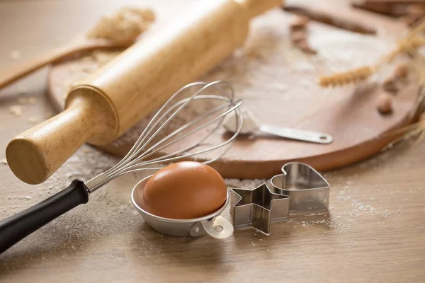 Ekipman ve malzemeler ahşap kahverengi masada yapma pasta