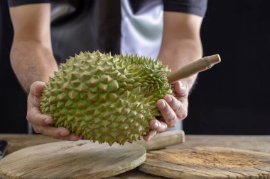 Çocuklar Durain ahşap arka plan üzerinde meyve kralı kesiyorsun