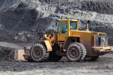 Kömür madeninde çalışan büyük buldozer.