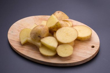Dilimlenmiş patates görünümünü ahşap tablo