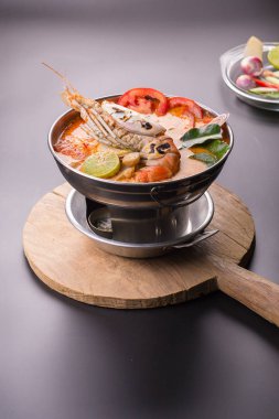 Geleneksel Tay baharatlı deniz mahsulleri çorbası Tom yum goong 