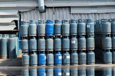 Tehlike gaz şişeleri yığını.