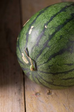 Ahşap arka planda karpuz ve karpuz parçaları