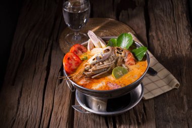 Geleneksel Tay baharatlı deniz mahsulleri çorbası Tom yum goong 