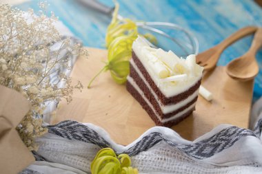 Çikolatalı kek ve beyaz çikolata üzerinde ahşap kurulunda görev yapmaktadır