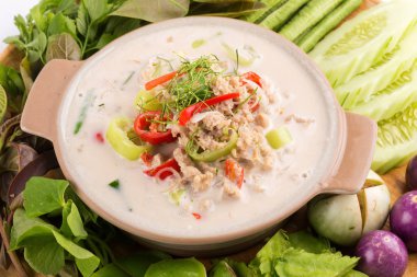 Hindistan cevizi sütü taze sebze ile haşlanmış yumuşak yengeç kaynamaya