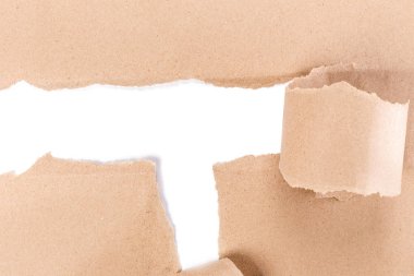 Beyaz arka plan üzerinde kahverengi kağıt delik yırtık