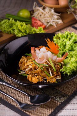 Kızarmış karides Pad Tay noodle tarzı ile erişte
