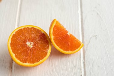 Turuncu ve beyaz ahşap zemin üzerinde küçük parçalar halinde kesilmiş