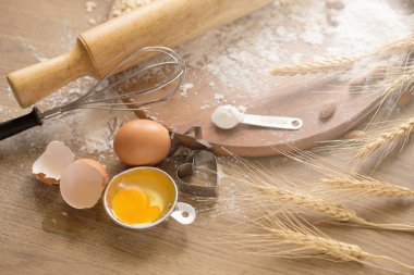 Ekipman ve malzemeler ahşap kahverengi masada yapma pasta