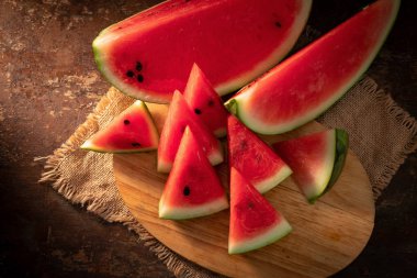 Ahşap arka planda karpuz ve karpuz parçaları