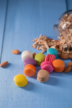 Mavi Masa arka plan üzerinde renkli macarons closeup.