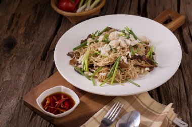 Kızarmış Çin yuvarlak şehriye Tay tarzı yengeç