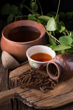 Doğu Hint vida çay ve çay ahşap arka plan üzerinde