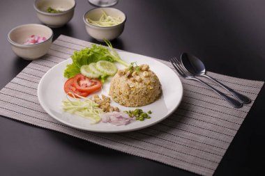 prepered balık beyaz tabak pirinç