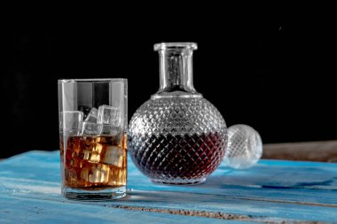 Buz cam küp mavi ahşap masa arka plan üzerinde.