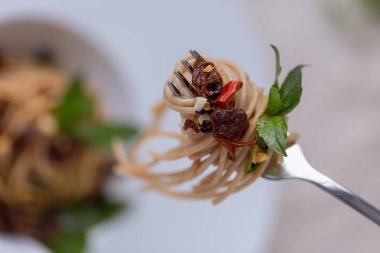 İstiridye ve biber ile Tay tarzı soslu spagetti.