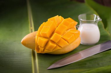 muz yaprak üzerinde tatlı olgun dilimlenmiş mango