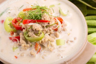 Hindistan cevizi sütü taze sebze ile haşlanmış yumuşak yengeç kaynamaya