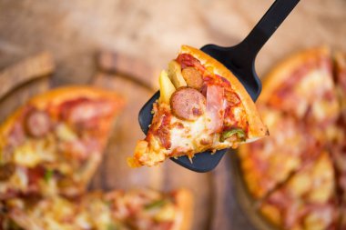 jambon, mantar ve zeytin pizza, pizza üstten görünüm rustik masada