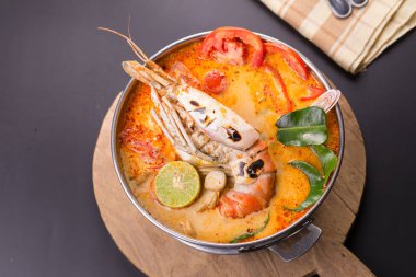 Geleneksel Tay baharatlı deniz mahsulleri çorbası Tom yum goong 