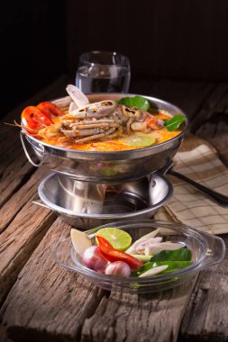 Geleneksel Tay baharatlı deniz mahsulleri çorbası Tom yum goong 