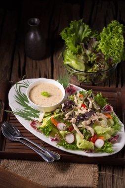 Taze yeşil salata Tavuk ve salata taze yaz backgrou ile