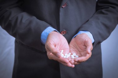 Doktorlar elinde tıbbi ilaç görünümü Kapat. 