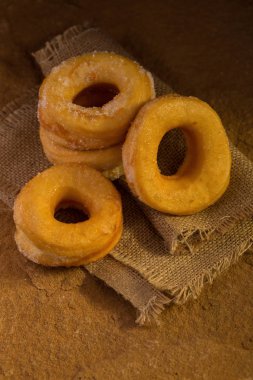 Koyu arka plan üzerinde şekerli çörek