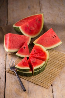 Ahşap arka planda karpuz ve karpuz parçaları