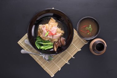 Büyük kızarmış şehriye Çince lahana tepesinde ve mantar ve kırmızı biber çorbası domuz Marine