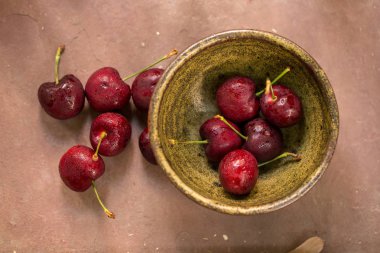 Kase kiraz. Bir kase ahşap arka plan üzerinde kırmızı kiraz