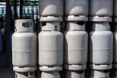 Eski gaz kaplar, gaz tankları yığını.