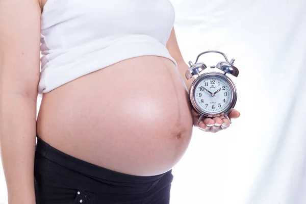 Zwangere Vrouw Houden Klok Witte Achtergrond — Stockfoto